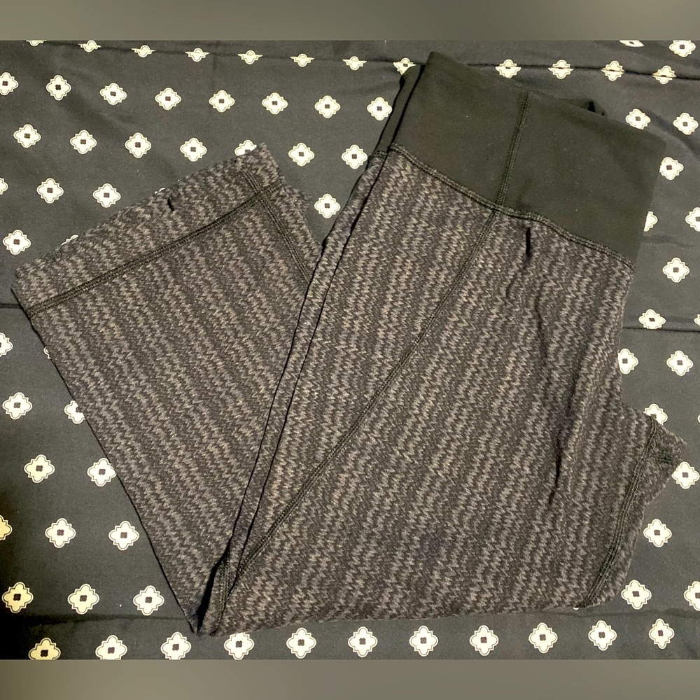 Previously owned 3/4 length LuLu Lemon leggings -black and gray size 8